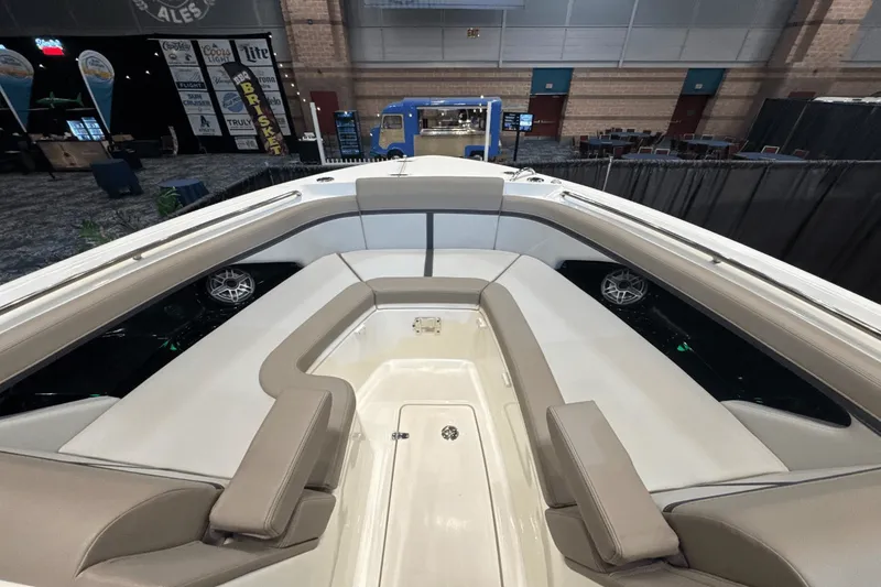 Slide: The Image of Boston Whaler 330 Vantage 2025 - 29