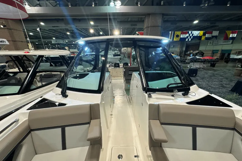 Slide: The Image of Boston Whaler 330 Vantage 2025 - 30