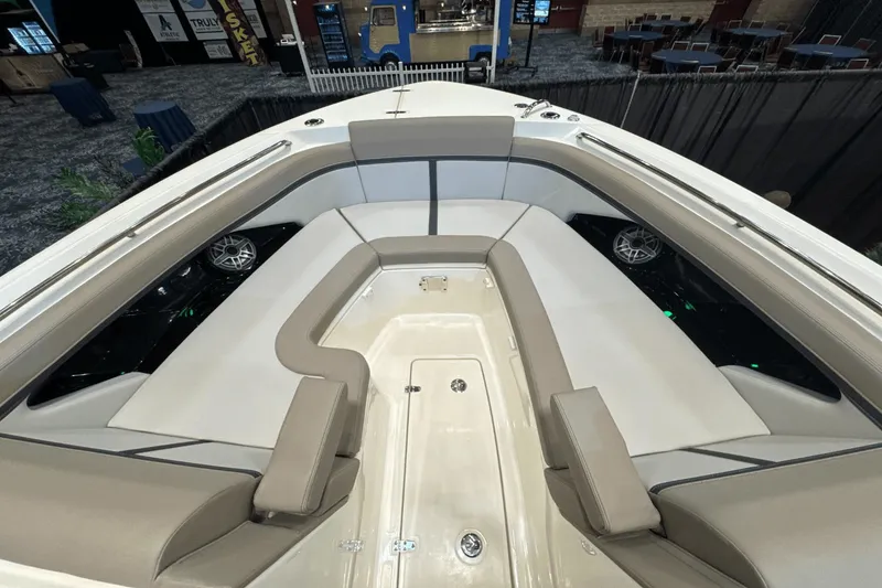 Slide: The Image of Boston Whaler 330 Vantage 2025 - 31