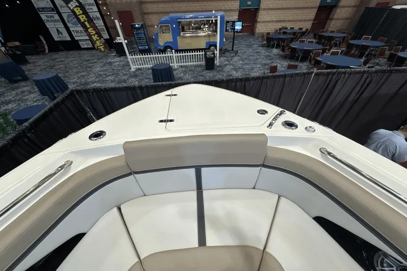 Slide: The Image of Boston Whaler 330 Vantage 2025 - 32