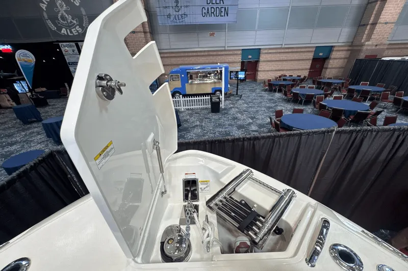 Slide: The Image of Boston Whaler 330 Vantage 2025 - 35