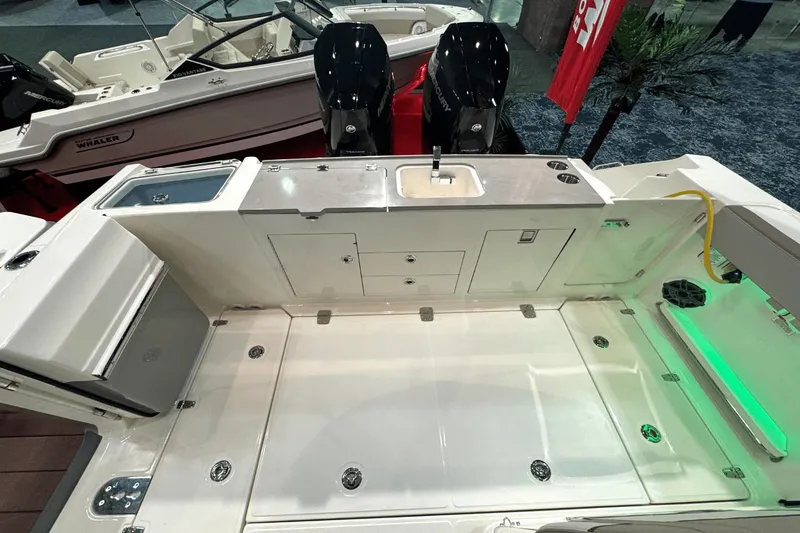 Slide: The Image of Boston Whaler 330 Vantage 2025 - 5