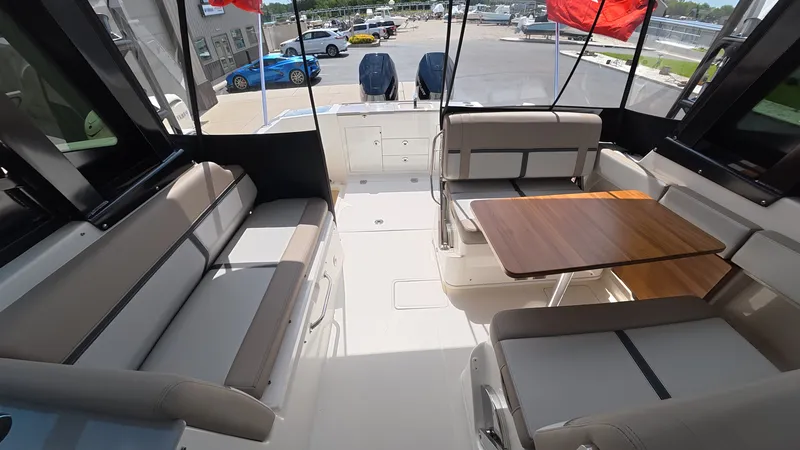 Slide: The Image of Boston Whaler 330 Vantage 2025 - 16