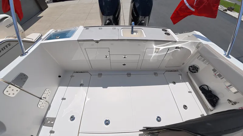 Slide: The Image of Boston Whaler 330 Vantage 2025 - 11