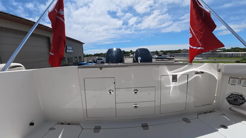 Slide: The Image of Boston Whaler 330 Vantage 2025 - 12