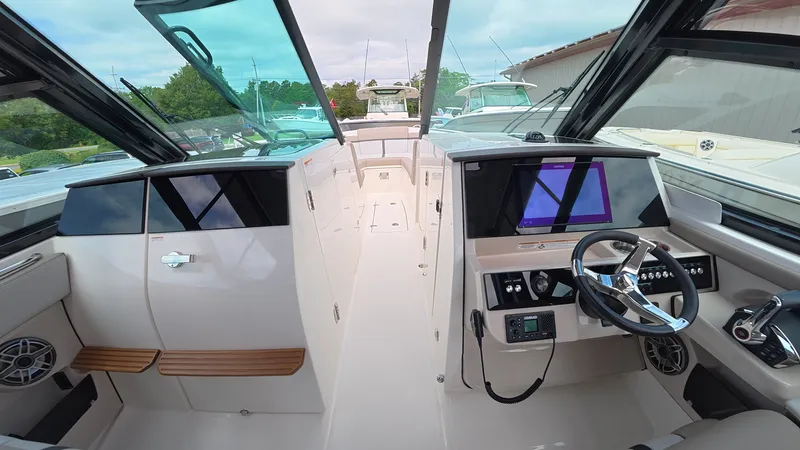 Slide: The Image of Boston Whaler 330 Vantage 2025 - 23