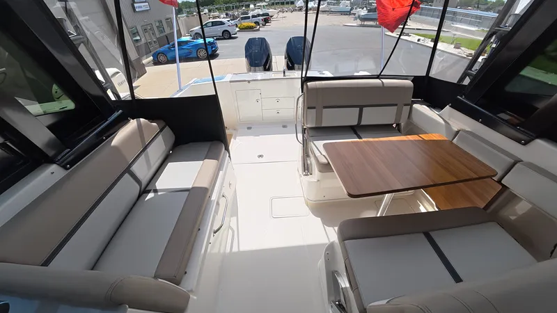 Slide: The Image of Boston Whaler 330 Vantage 2025 - 15