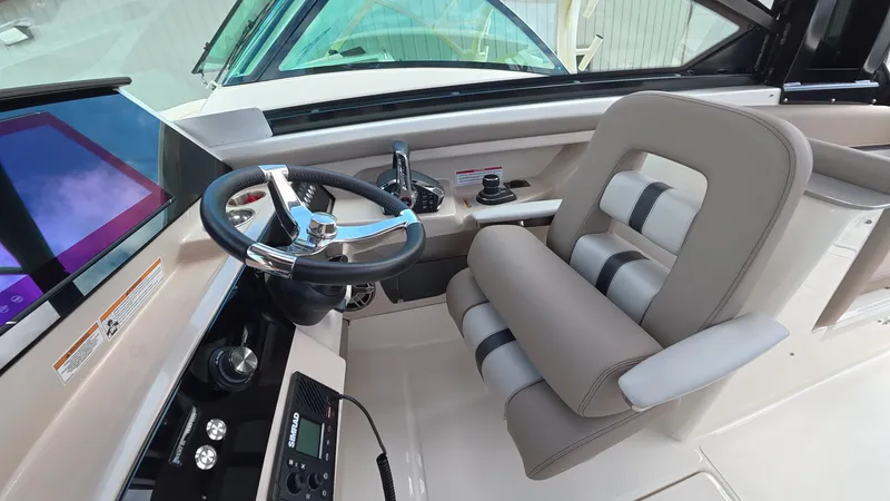 Slide: The Image of Boston Whaler 330 Vantage 2025 - 30