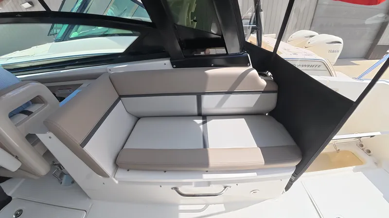 Slide: The Image of Boston Whaler 330 Vantage 2025 - 18