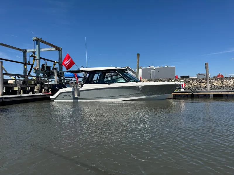 Slide: The Image of Boston Whaler 330 Vantage 2025 - 2