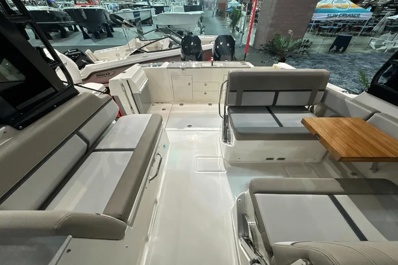 Slide: The Image of Boston Whaler 330 Vantage 2025 - 9