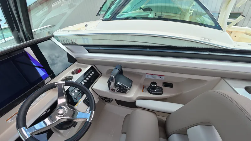 Slide: The Image of Boston Whaler 330 Vantage 2025 - 31