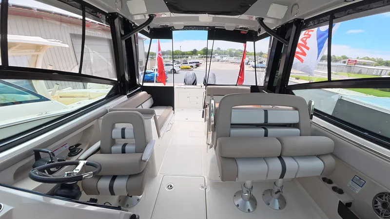 Slide: The Image of Boston Whaler 330 Vantage 2025 - 21