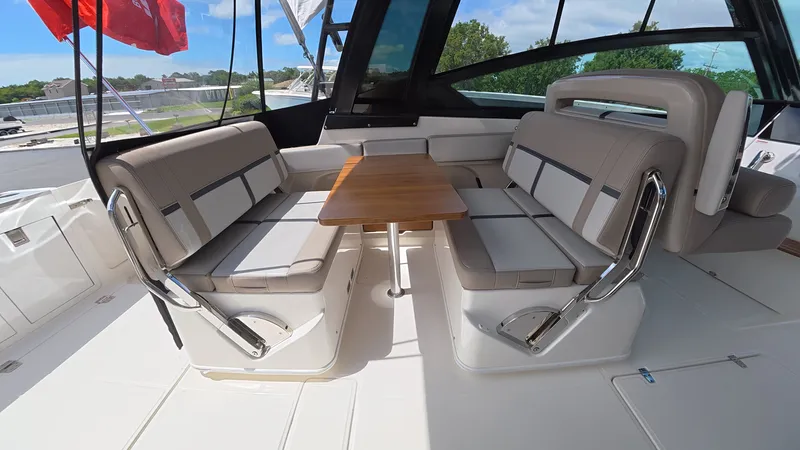 Slide: The Image of Boston Whaler 330 Vantage 2025 - 20