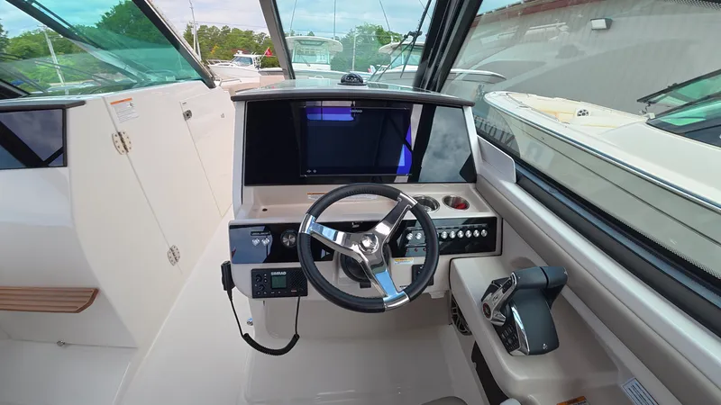 Slide: The Image of Boston Whaler 330 Vantage 2025 - 28
