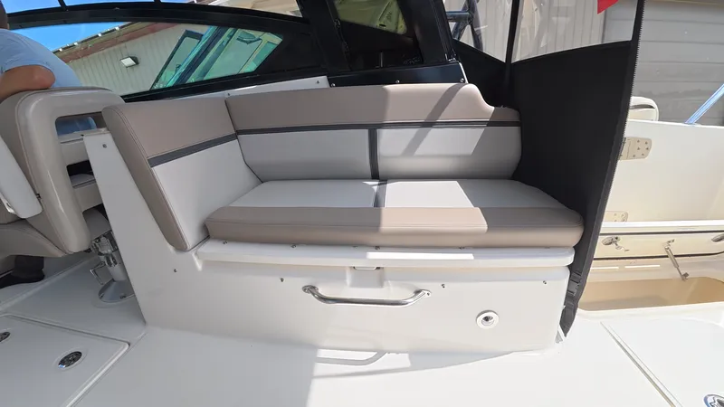 Slide: The Image of Boston Whaler 330 Vantage 2025 - 17