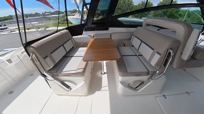 Slide: The Image of Boston Whaler 330 Vantage 2025 - 19