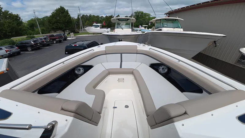 Slide: The Image of Boston Whaler 330 Vantage 2025 - 34
