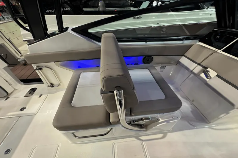 Slide: The Image of Boston Whaler 280 Vantage 2025 - 10