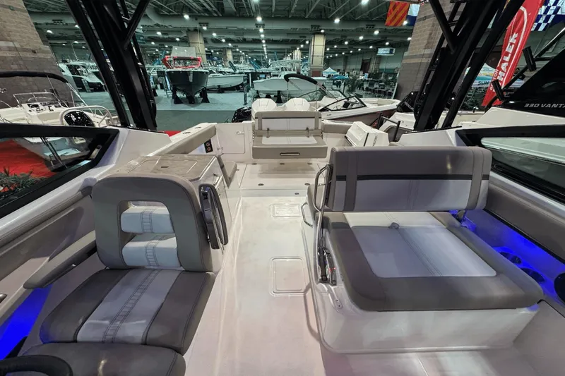 Slide: The Image of Boston Whaler 280 Vantage 2025 - 12