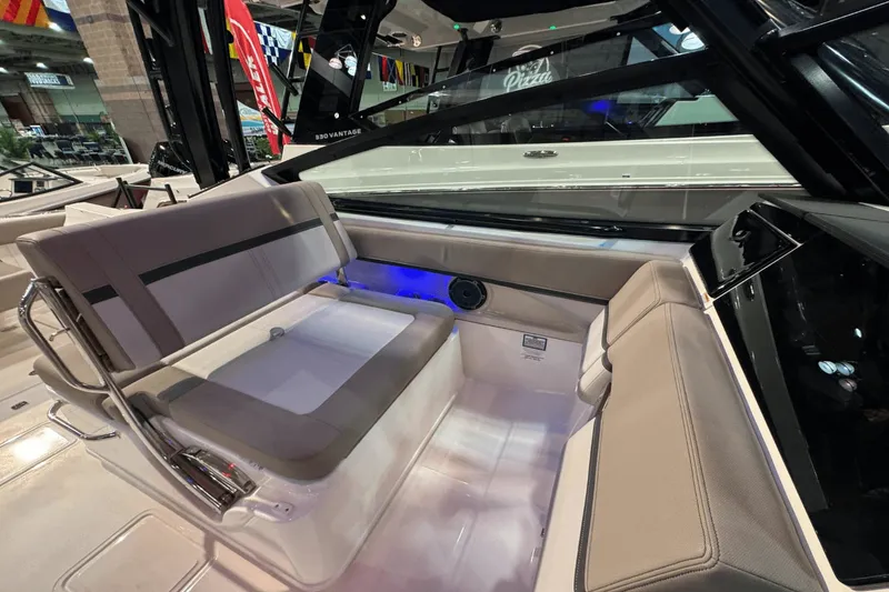 Slide: The Image of Boston Whaler 280 Vantage 2025 - 13