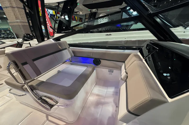 Slide: The Image of Boston Whaler 280 Vantage 2025 - 14