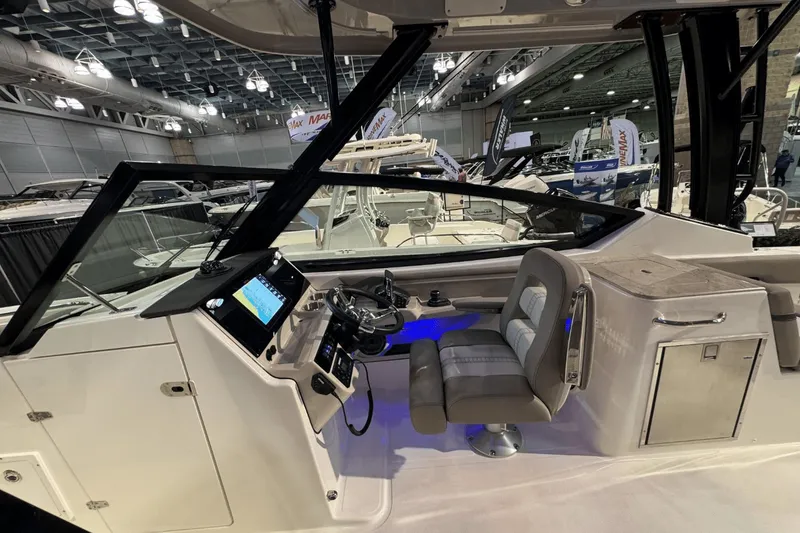 Slide: The Image of Boston Whaler 280 Vantage 2025 - 15