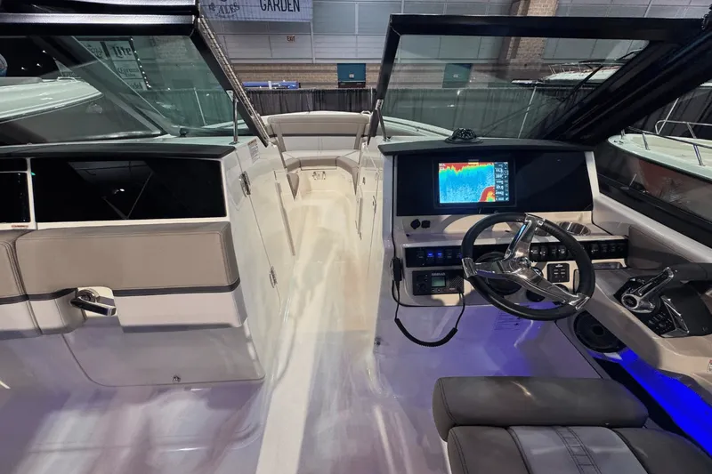 Slide: The Image of Boston Whaler 280 Vantage 2025 - 16