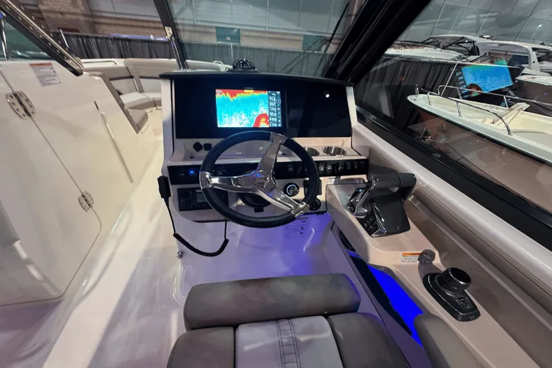Slide: The Image of Boston Whaler 280 Vantage 2025 - 17
