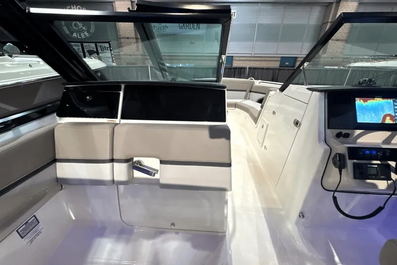 Slide: The Image of Boston Whaler 280 Vantage 2025 - 18