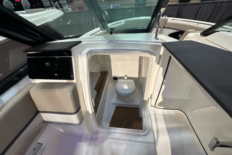 Slide: The Image of Boston Whaler 280 Vantage 2025 - 19