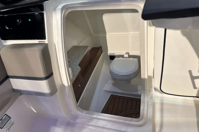 Slide: The Image of Boston Whaler 280 Vantage 2025 - 20