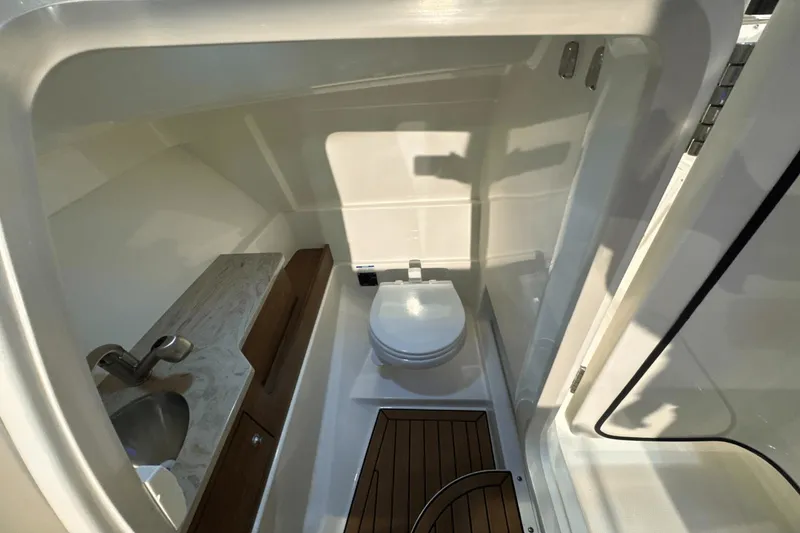 Slide: The Image of Boston Whaler 280 Vantage 2025 - 21