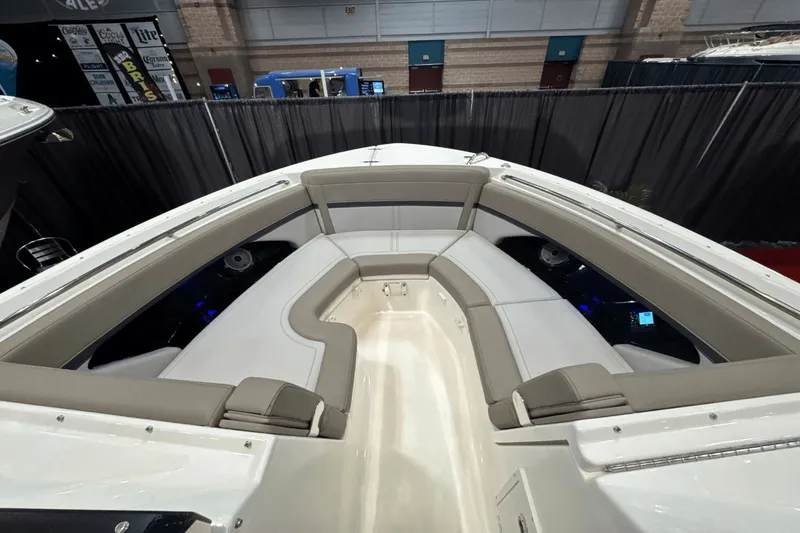 Slide: The Image of Boston Whaler 280 Vantage 2025 - 22