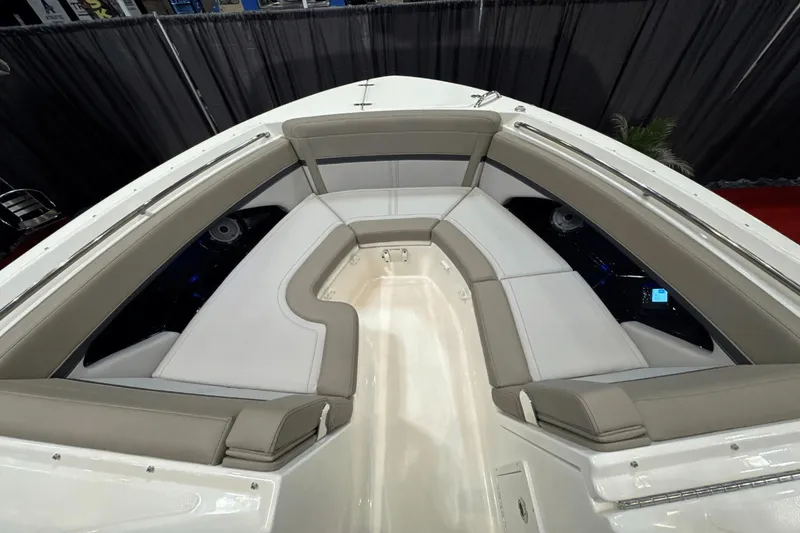 Slide: The Image of Boston Whaler 280 Vantage 2025 - 23