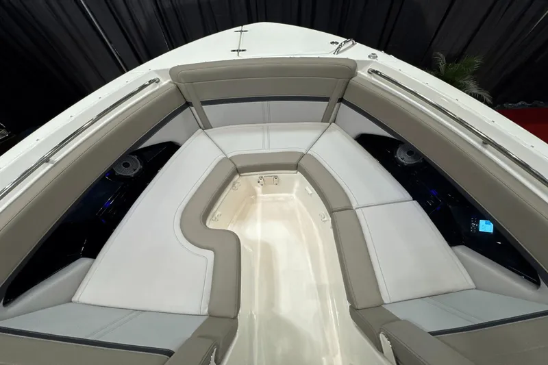 Slide: The Image of Boston Whaler 280 Vantage 2025 - 24