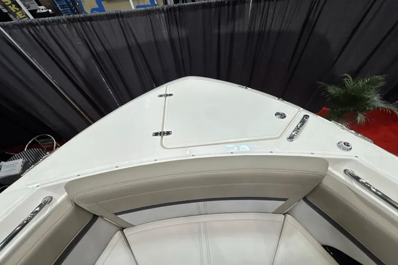 Slide: The Image of Boston Whaler 280 Vantage 2025 - 25