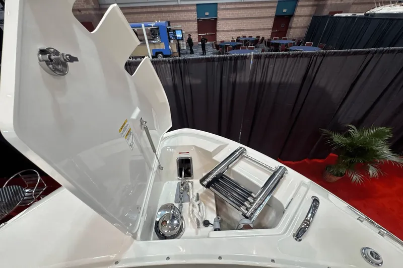 Slide: The Image of Boston Whaler 280 Vantage 2025 - 26