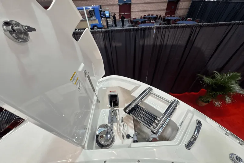 Slide: The Image of Boston Whaler 280 Vantage 2025 - 27