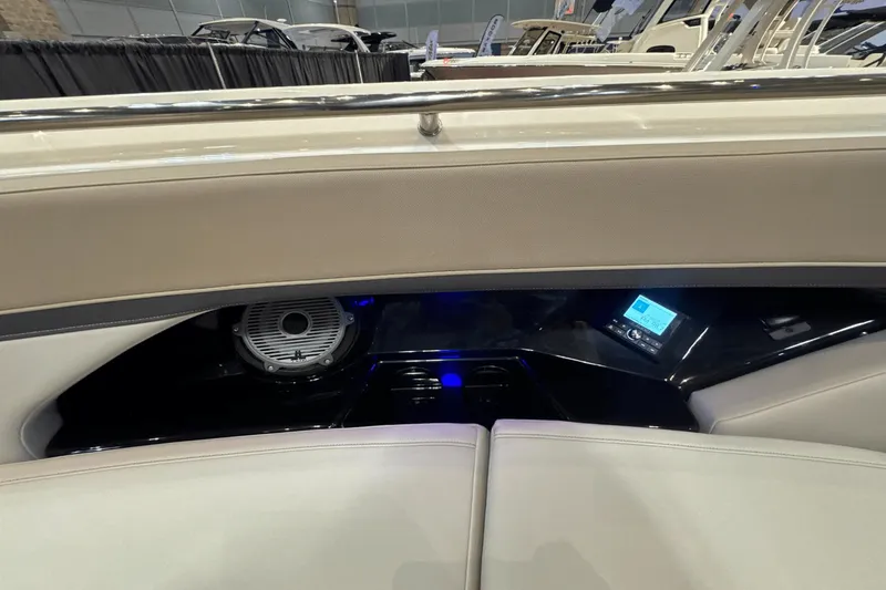 Slide: The Image of Boston Whaler 280 Vantage 2025 - 28