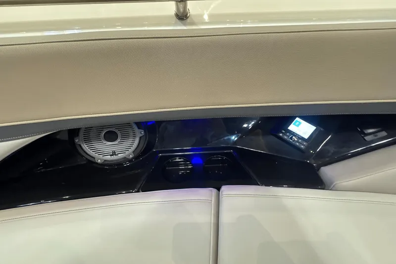 Slide: The Image of Boston Whaler 280 Vantage 2025 - 29