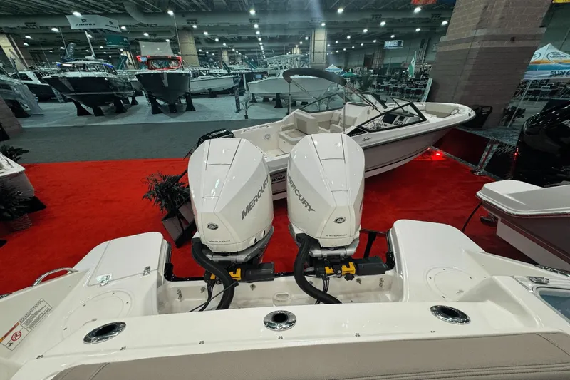 Slide: The Image of Boston Whaler 280 Vantage 2025 - 3