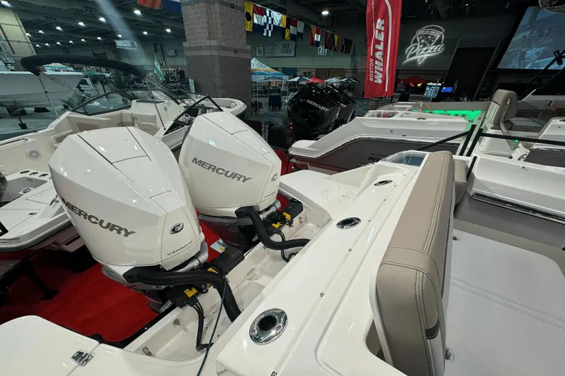 Slide: The Image of Boston Whaler 280 Vantage 2025 - 4
