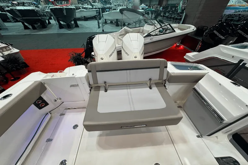 Slide: The Image of Boston Whaler 280 Vantage 2025 - 5