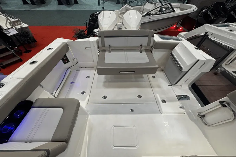 Slide: The Image of Boston Whaler 280 Vantage 2025 - 6