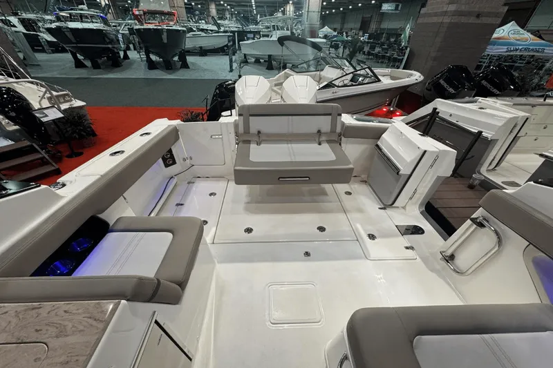 Slide: The Image of Boston Whaler 280 Vantage 2025 - 7