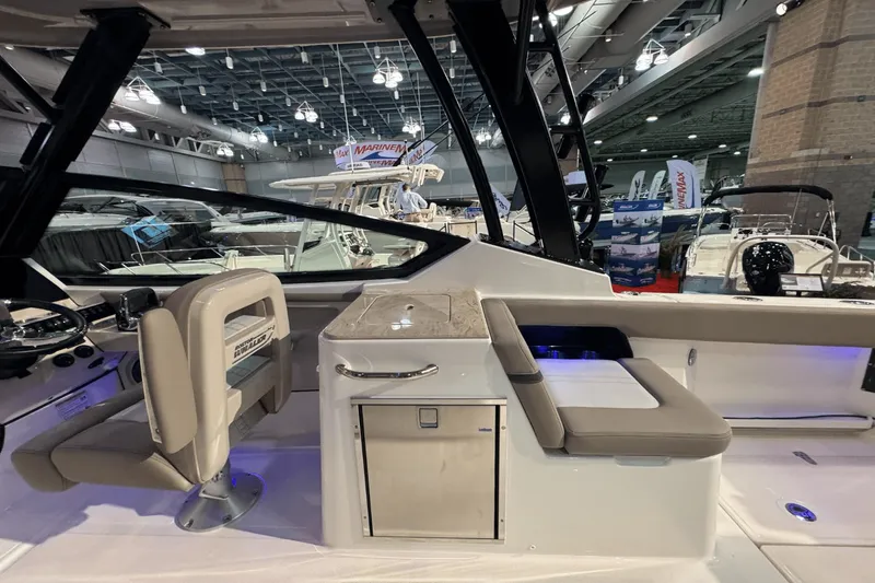 Slide: The Image of Boston Whaler 280 Vantage 2025 - 8