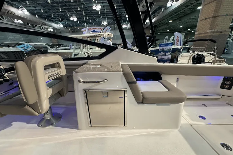 Slide: The Image of Boston Whaler 280 Vantage 2025 - 9