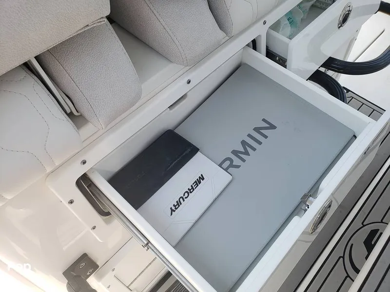 Slide: The Image of Sea Fox 328 Commander 2022 - 11030102