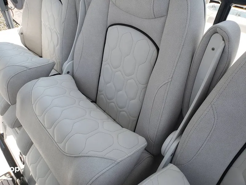 Slide: The Image of Sea Fox 328 Commander 2022 - 11030088